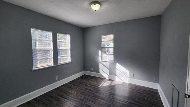 Building Photo - AVAILABLE NOW - Remodeled 3 bed/1bath Home...