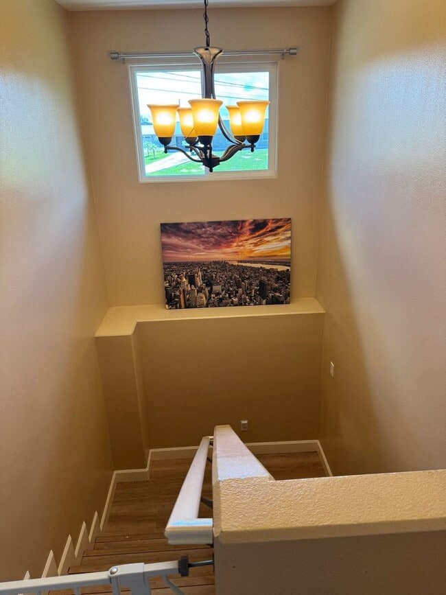 Building Photo - 3 Bedroom 2.5 Bath Home Available