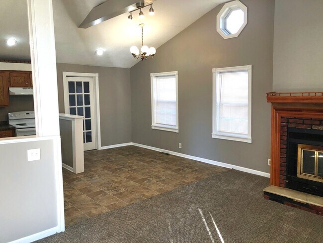 Foto del edificio - 3 Bed, 1 Bath, 2 Car Garage!!