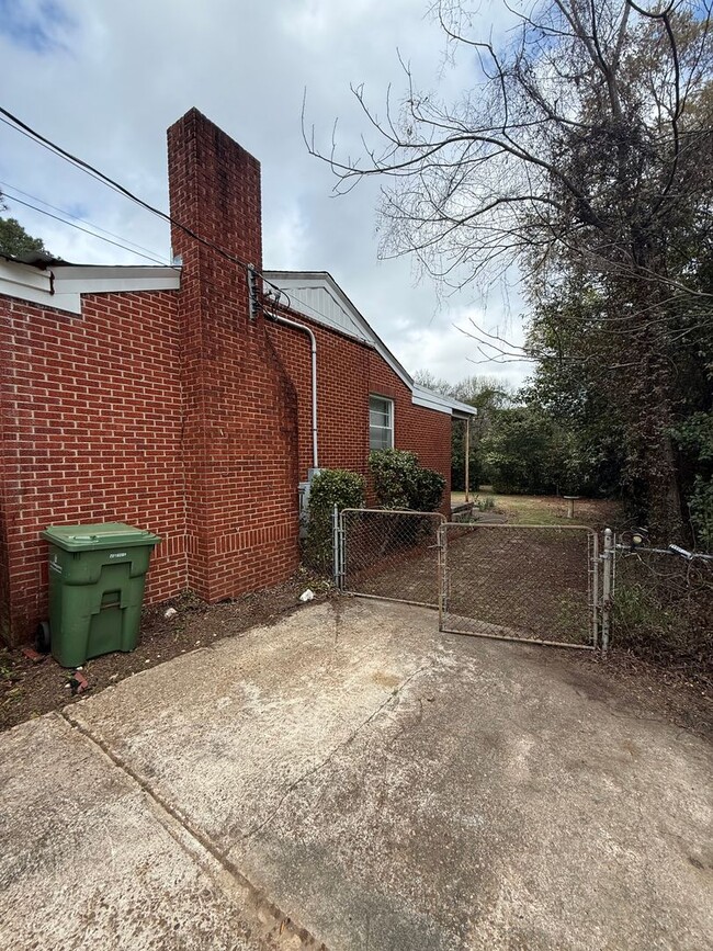 Foto del edificio - ** 4 bed 2 bath located in Morningview ** Call 334-366-9198 for a self showing