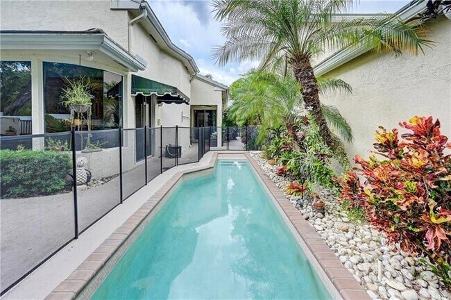 Foto del edificio - 8171 Hampton Wood Dr