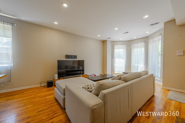 Foto del edificio - 1114 W Hubbard St