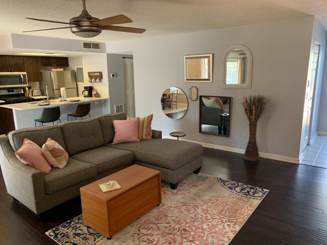 Foto del edificio - 4026 Whitehall Way