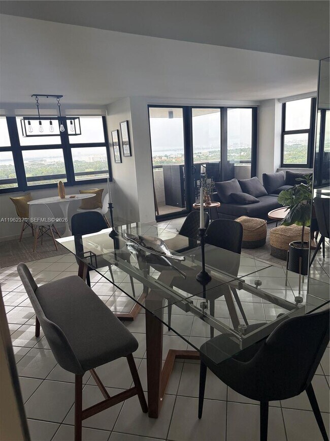 Building Photo - 2555 Collins Ave