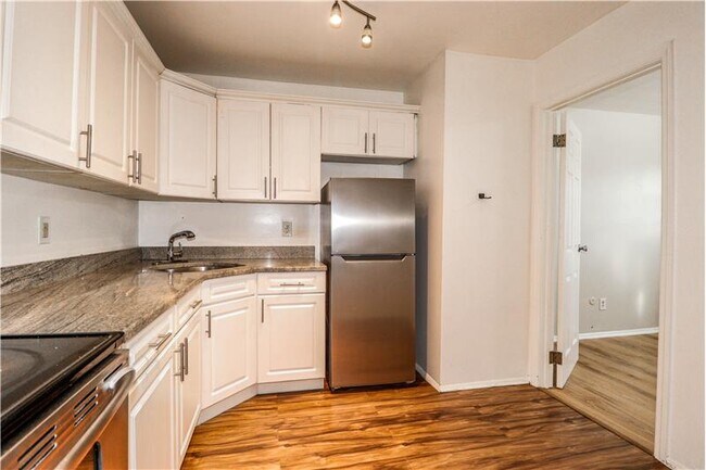 Foto del edificio - 18 College Dr