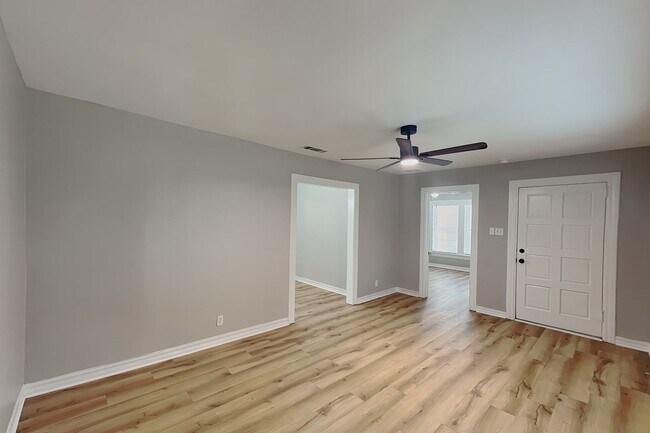 Foto del edificio - Completely Remodeled Charm with a Huge Backyard & Bonus Room!