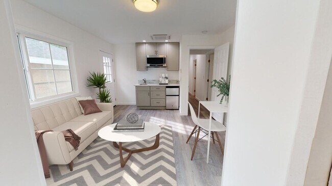 Building Photo - Room in 6 Bedroom Apartment at 1409 Jeffer...