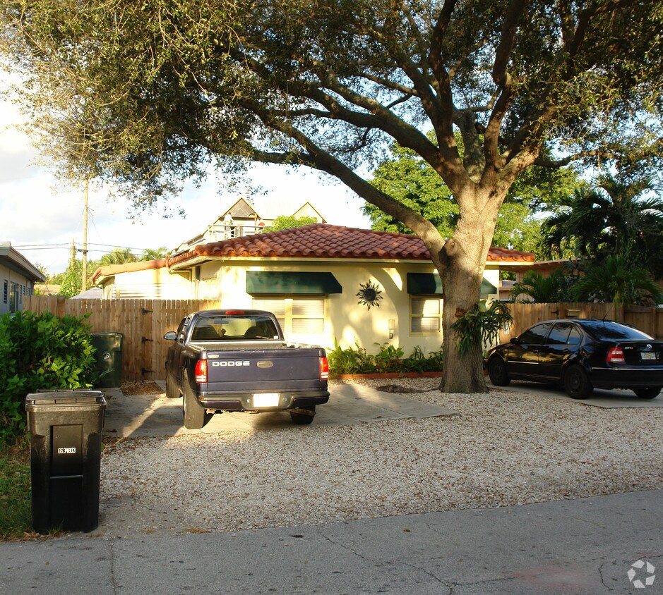 Building Photo - 1107 N Victoria Park Rd