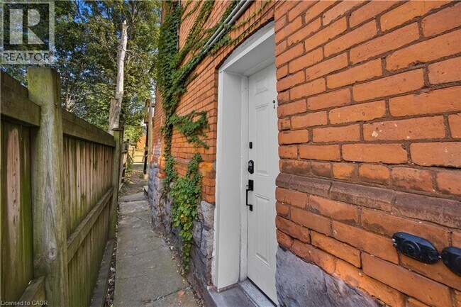 Building Photo - 30 Stirton St