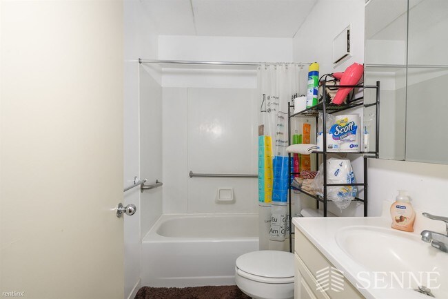 Building Photo - Studio, 1 bath  - 108 Peterborough St Apt 3