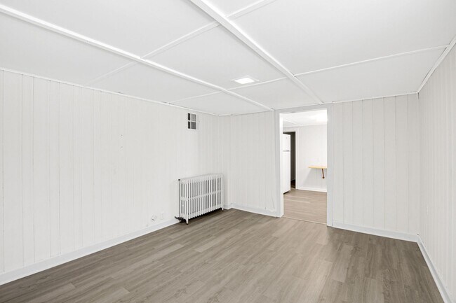 Foto del edificio - 8830 Parrish Ave