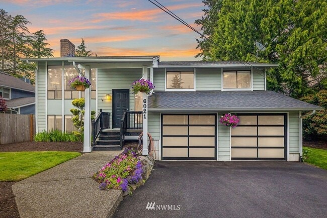 Building Photo - Oversized 4 Bedroom 3 Bathroom Home- Picni...