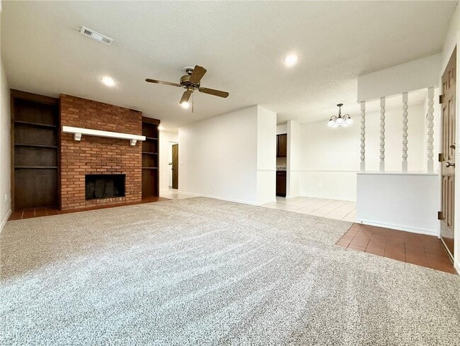 Building Photo - 2613 W Oak St