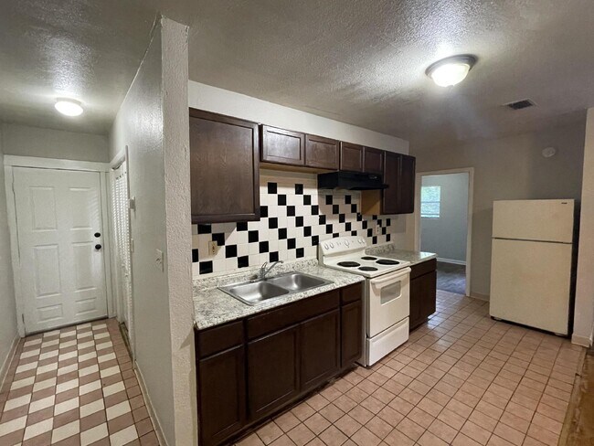 Foto del edificio - 4 bedroom unit in central location