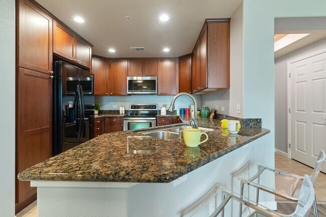 Foto del edificio - Luxury Top Floor 2 Bedroom Condo