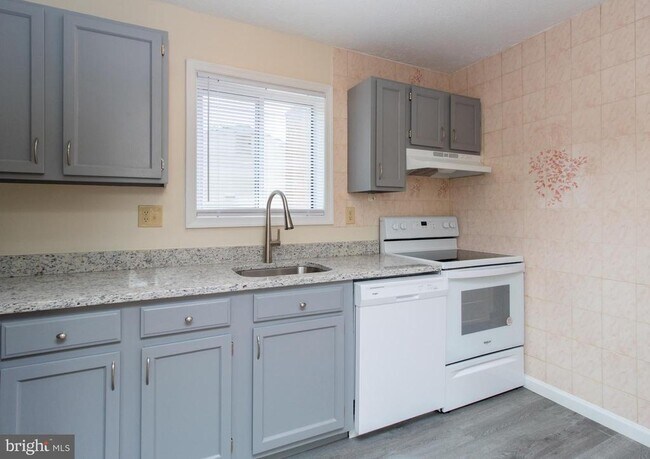 Building Photo - 14175 Spring Branch Dr