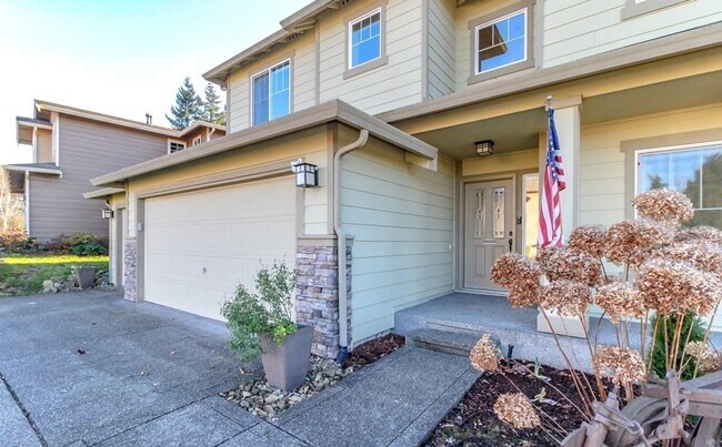 Foto del edificio - Mt. Rainier View Home on Cul-De-Sac with 3-Car Garage & A/C