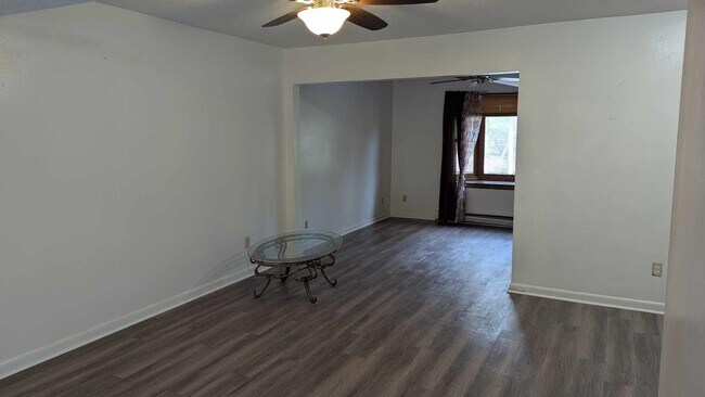 Foto del edificio - 409 Westwood Dr