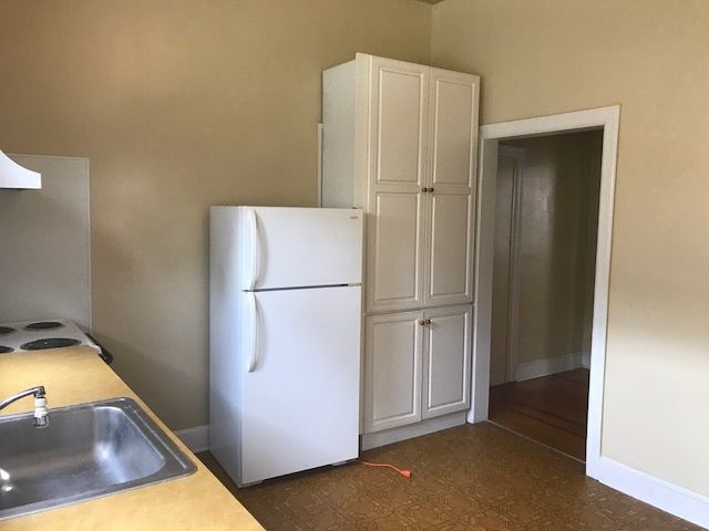 Building Photo - One Bedroom Apartment Available Early May