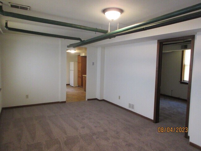Building Photo - 819 E Center St
