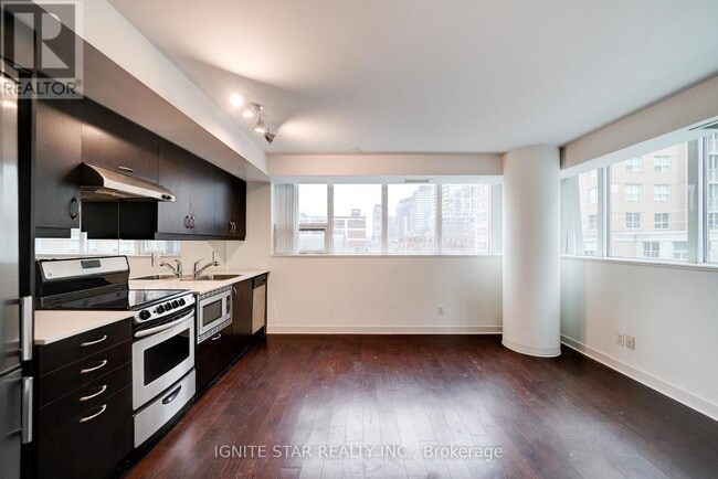 Building Photo - 320 Richmond St E