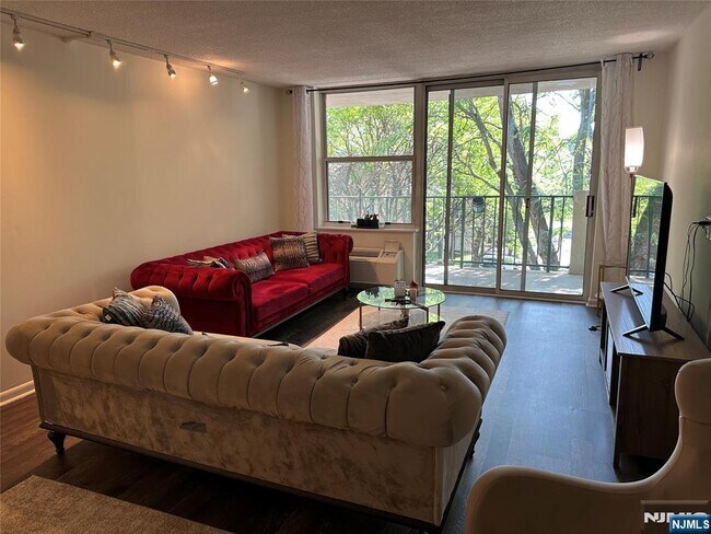 Building Photo - 200 Grand Cove Way