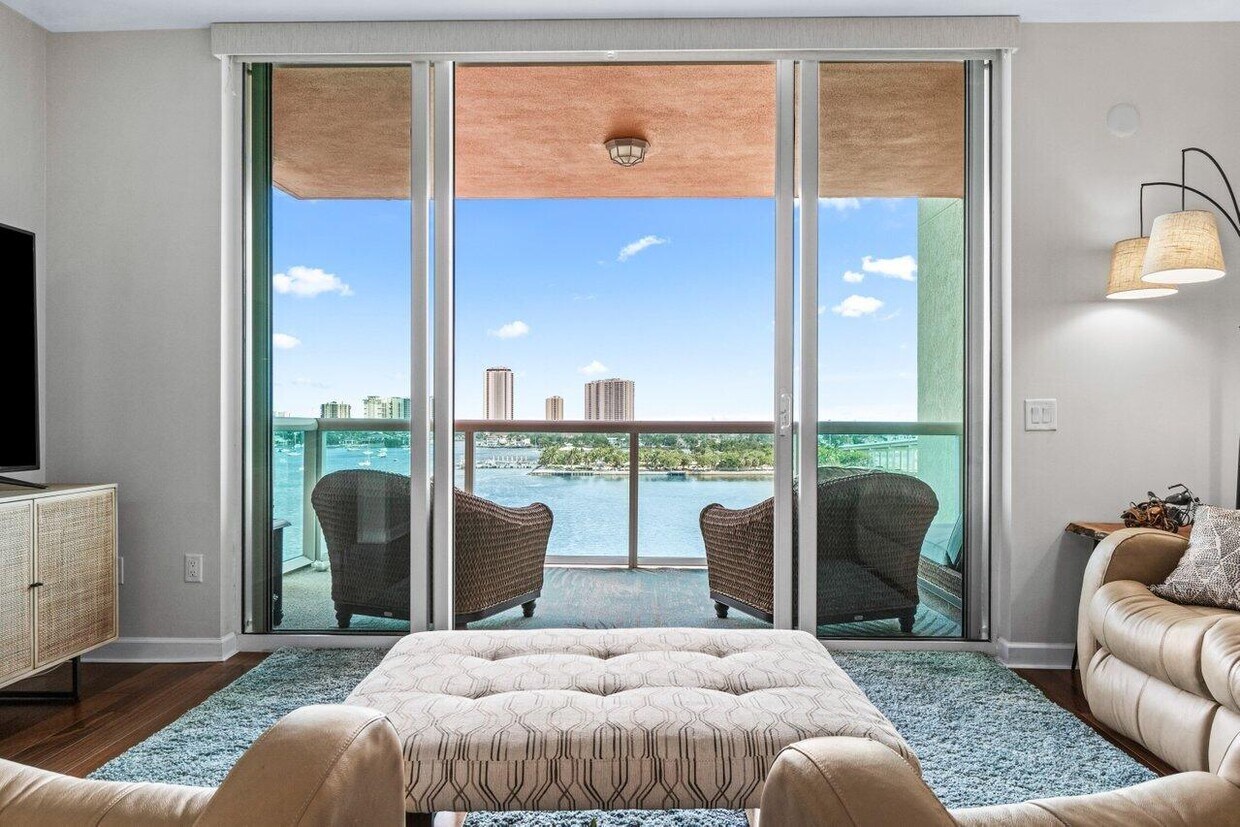 Foto principal - 2640 Lake Shore Dr