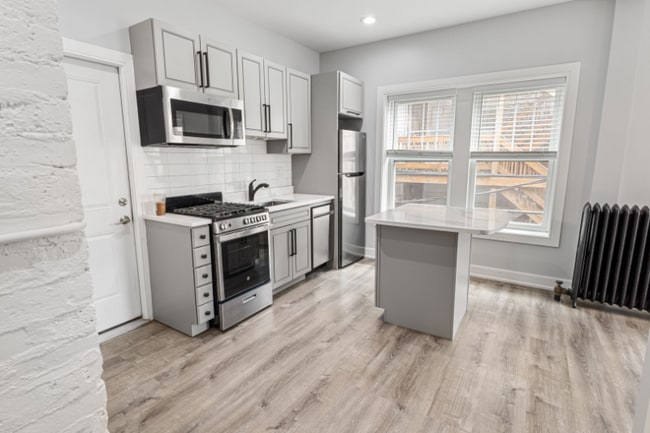 Building Photo - 1059 W Glenlake Ave