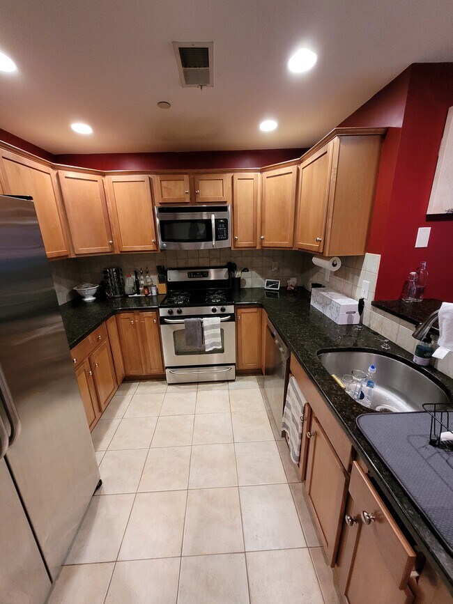 Kitchen - 120 Wyllis Ave