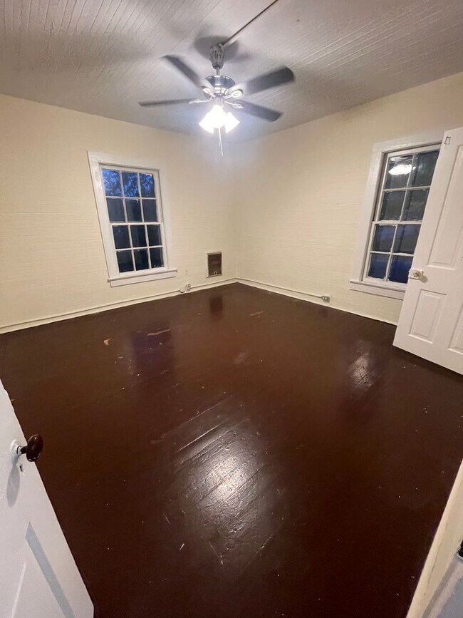 Building Photo - 2 Bedrooms- 1 Bathroom- Apartment in Lindale!