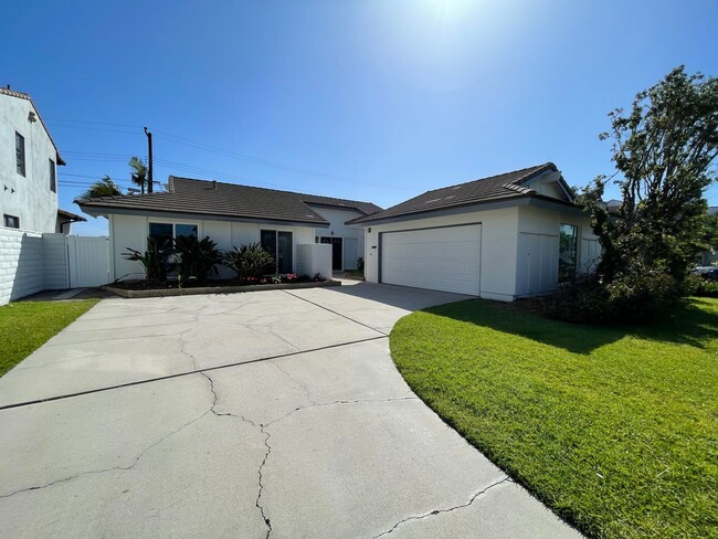 Building Photo - 3 bedroom 2 bath home in desired neighborhood