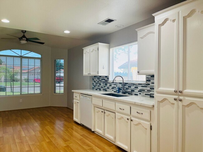 Foto del edificio - 2443 Fountain Plaza Dr