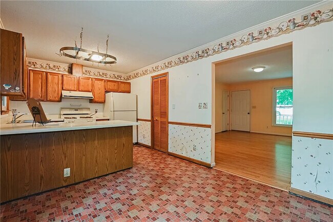 Foto del edificio - Room in House on Sanderson Dr