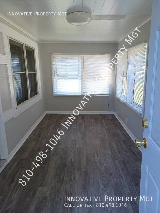 Building Photo - New Flooring in this open layout 2-bedroom...