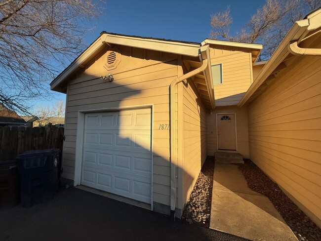 Building Photo - CHECK OUT THIS SPACIOUS TOWNHOUSE IN REDMO...