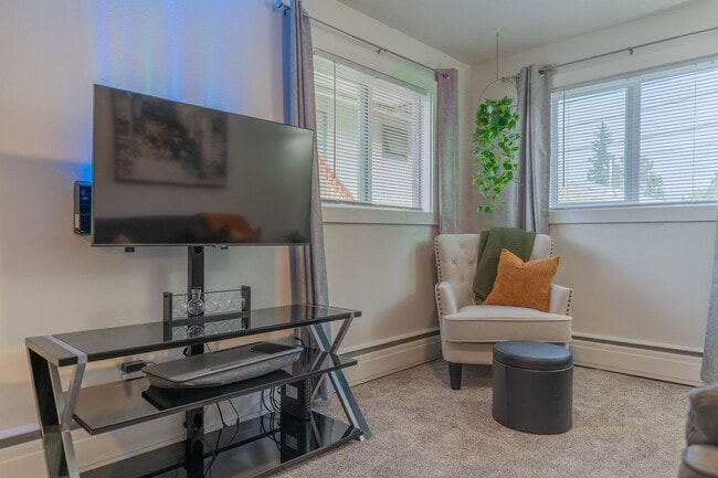Building Photo - Fully Furnished and comfortable! Short Ter...