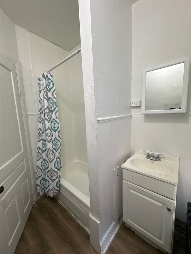 Foto del edificio - New Price Reduction! 3 Bedroom 2nd/3rd Flo...