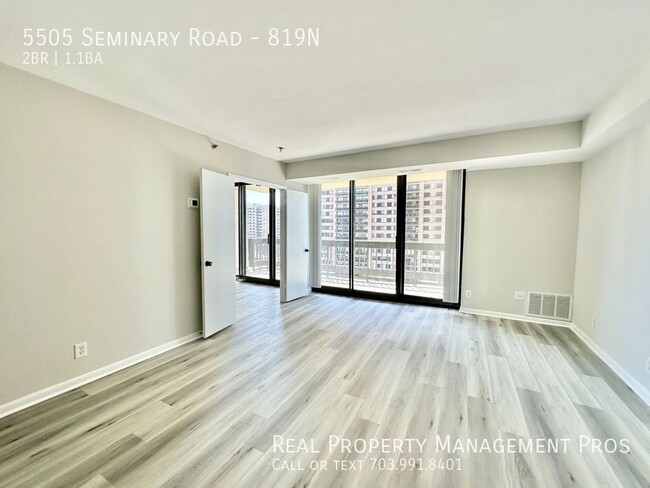 Building Photo - Stunning, Stylish Skyline Square Condo!