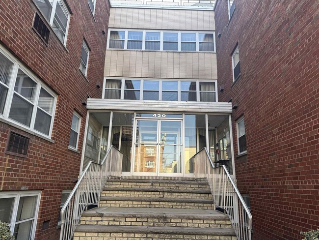 Building Photo - 420 Broad Ave