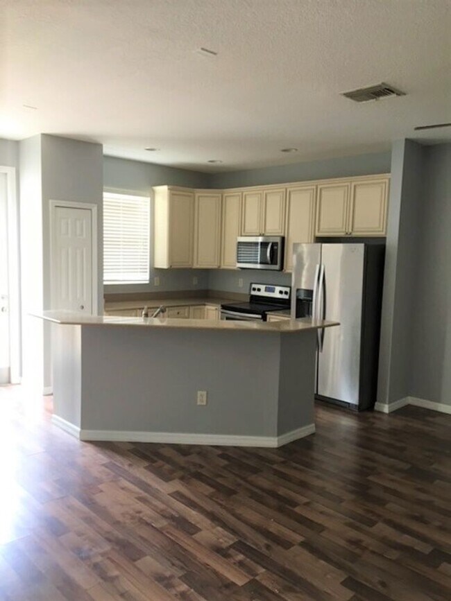 Building Photo - Beautiful 4/3 Townhouse in Winter Garden