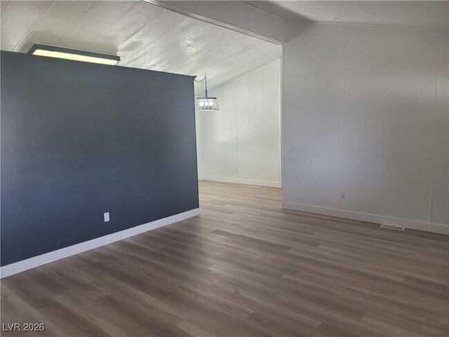 Foto del edificio - 1060 S Bunch St