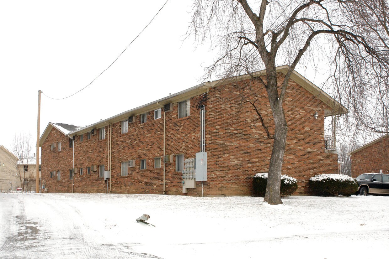 Building Photo - 4804-4806 Saddlebrook Ln