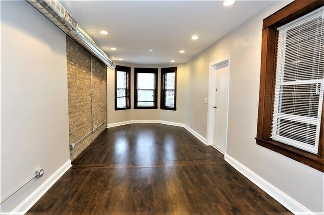 Building Photo - 2647 N Sacramento Ave