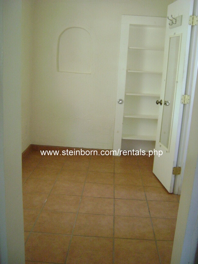 Building Photo - Cute Efficiency Apartment in Downtown Area