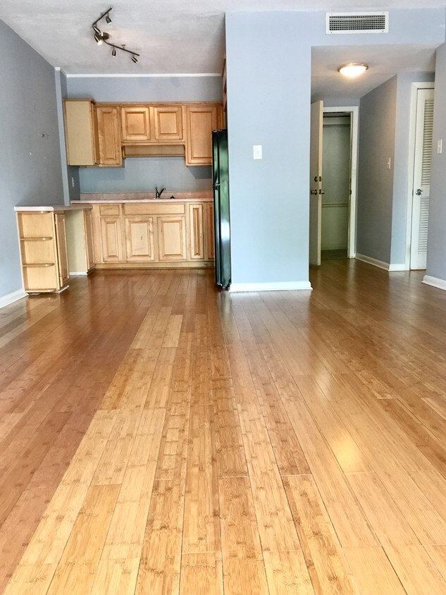 Primary Photo - 2503 Roswell Ave