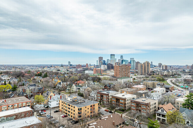 Foto del edificio - Dupont Plaza of Lowry Hill