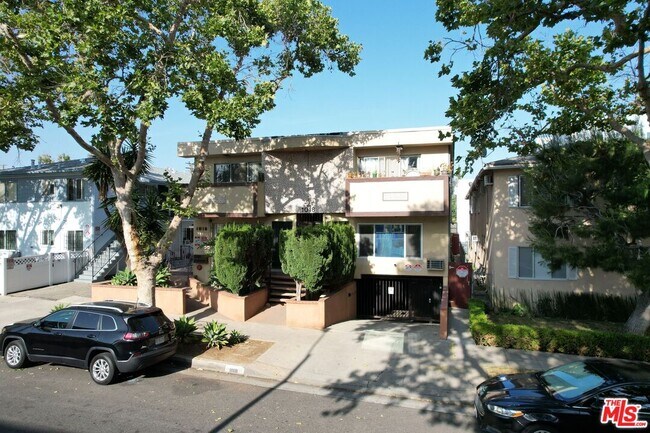 Building Photo - 1018 N Hayworth Ave