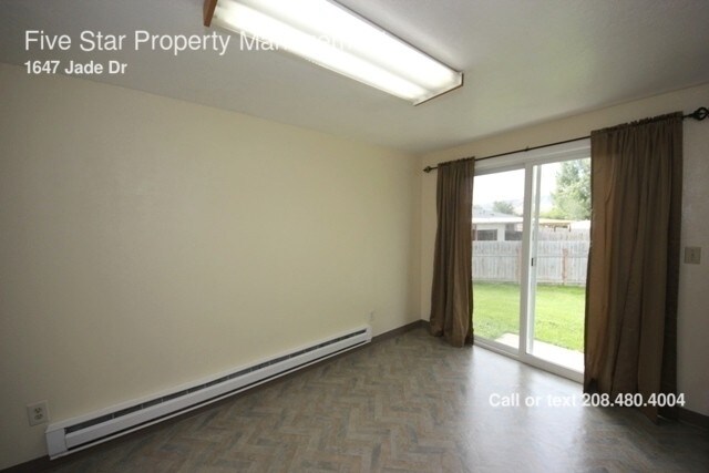Foto del edificio - 1647 Jade Dr