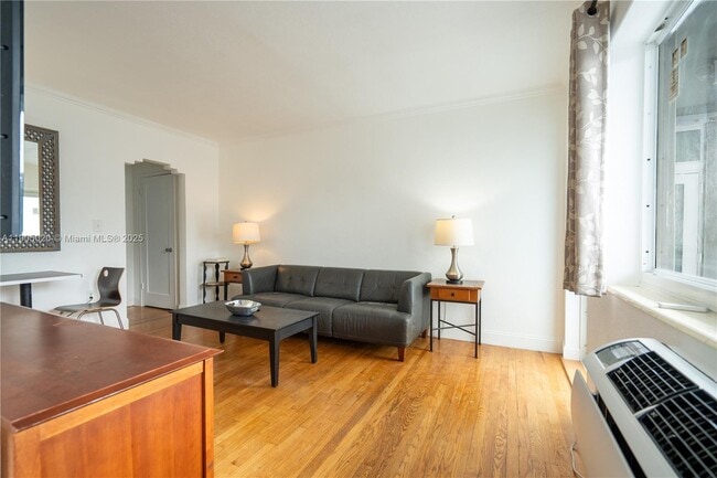 Foto del edificio - 7445 Harding Ave