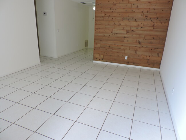living room with tiled flooring - 9046 SE Parkway Dr